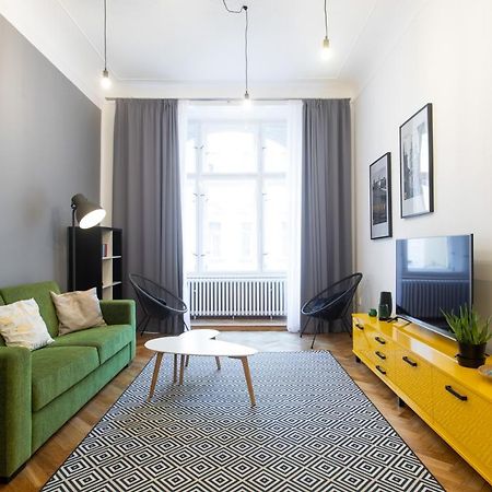 Spacious Apartments Near The River Прага Екстер'єр фото
