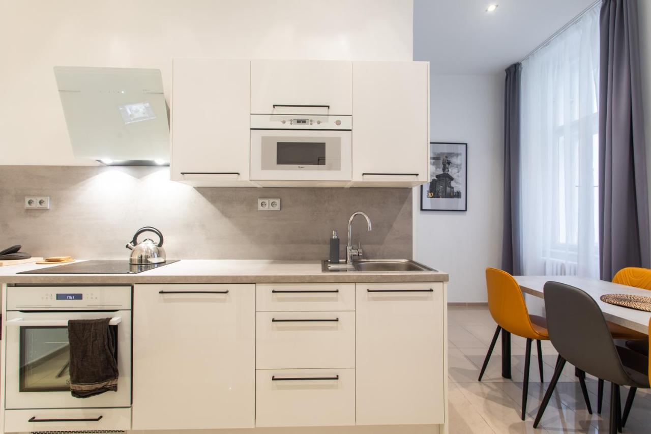 Spacious Apartments Near The River Прага Екстер'єр фото