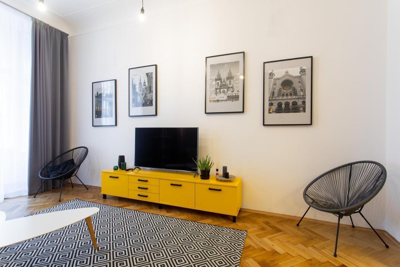 Spacious Apartments Near The River Прага Екстер'єр фото