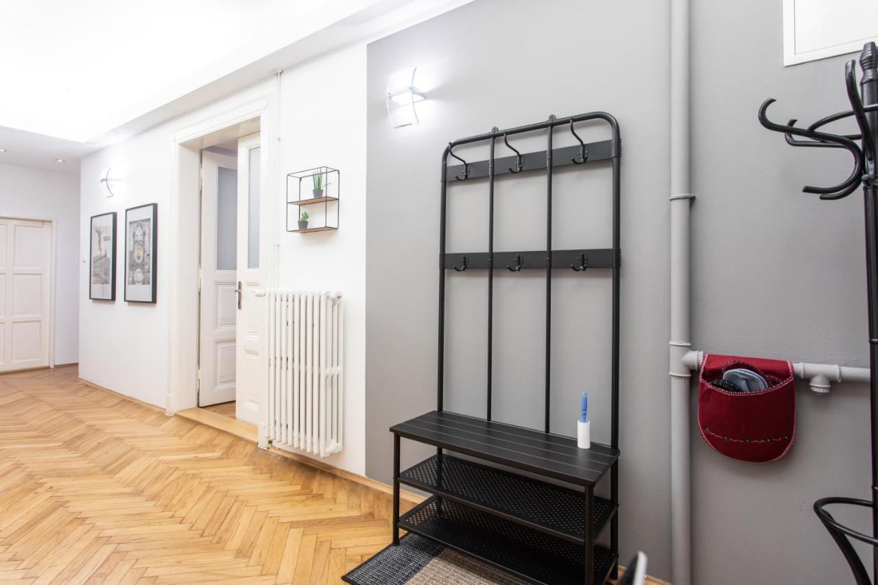 Spacious Apartments Near The River Прага Екстер'єр фото