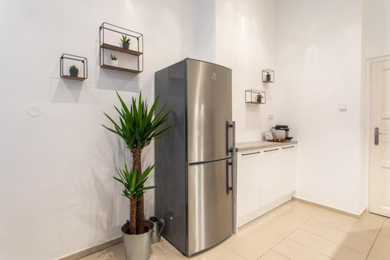 Spacious Apartments Near The River Прага Екстер'єр фото