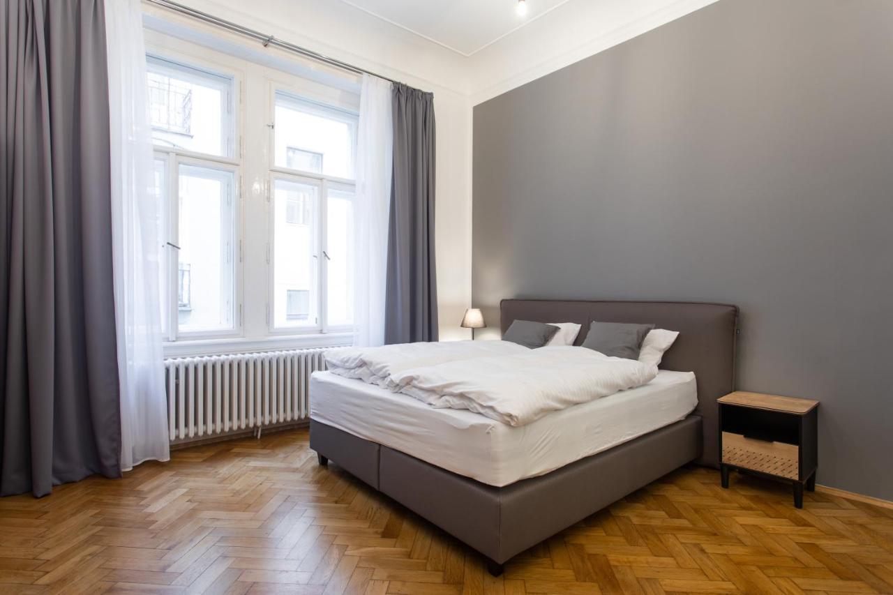 Spacious Apartments Near The River Прага Екстер'єр фото