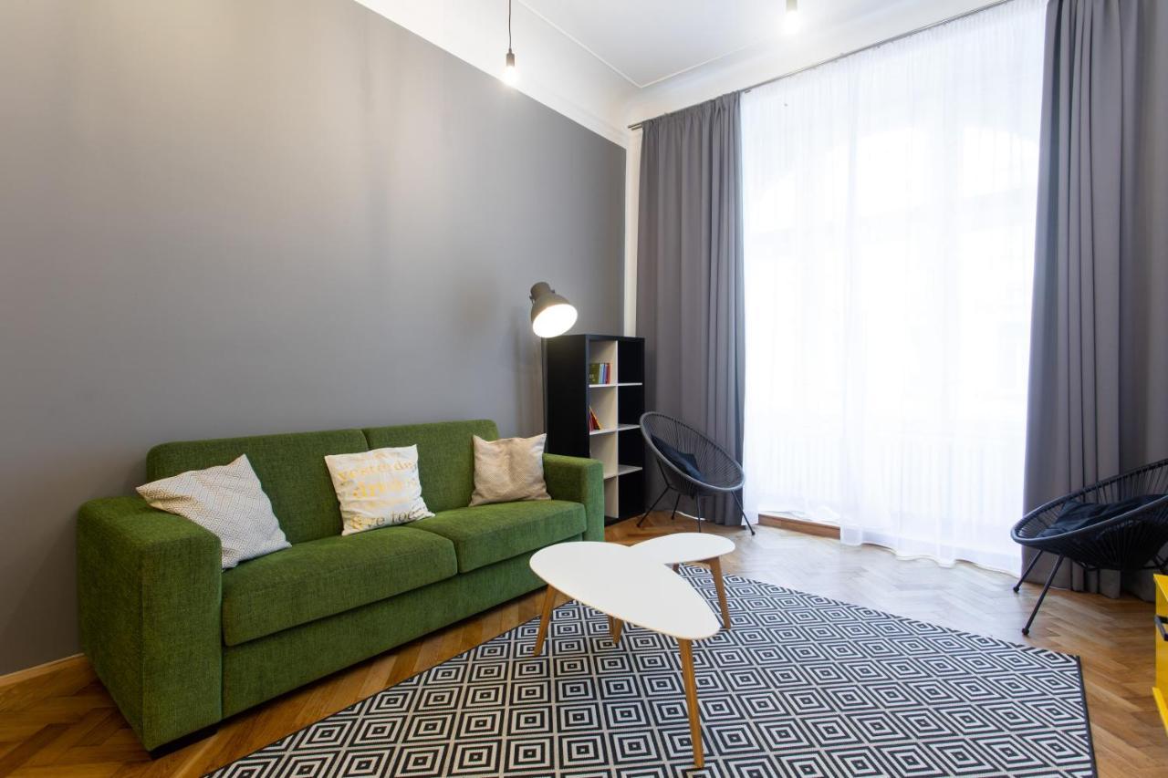 Spacious Apartments Near The River Прага Екстер'єр фото