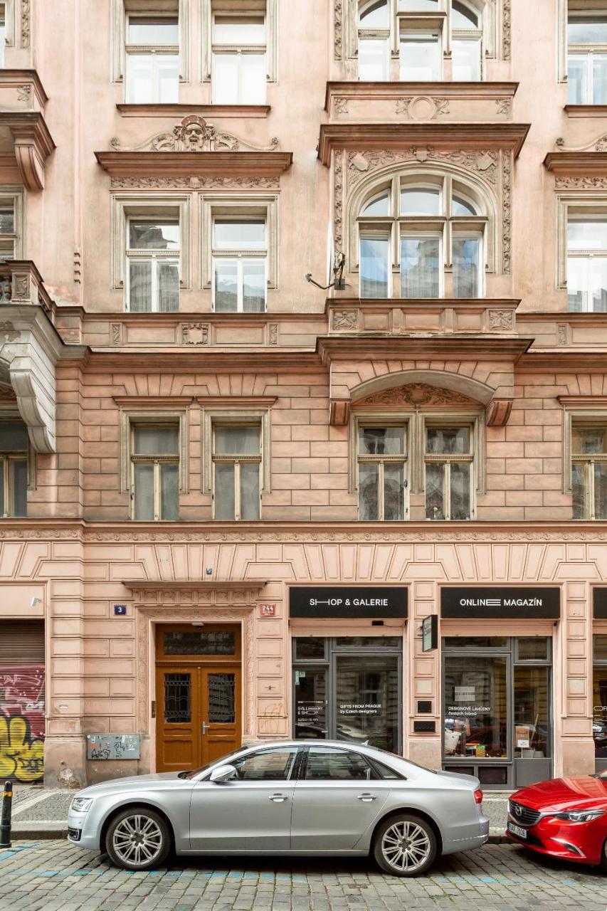 Spacious Apartments Near The River Прага Екстер'єр фото